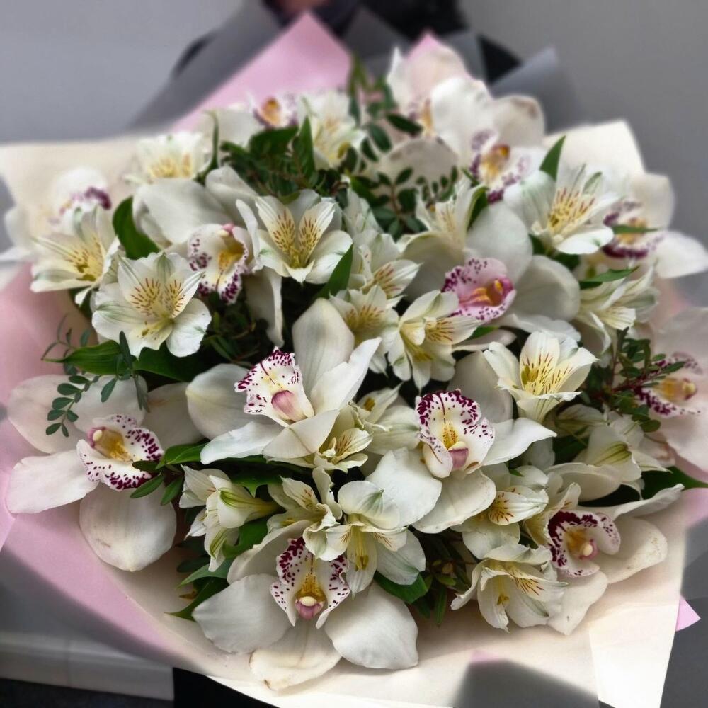 Экзотический букет белых орхидей и альстромерии Экзотический букет белых орхидей и альстромерии