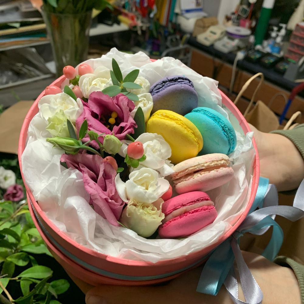 Цветы в коробке с Макарунами