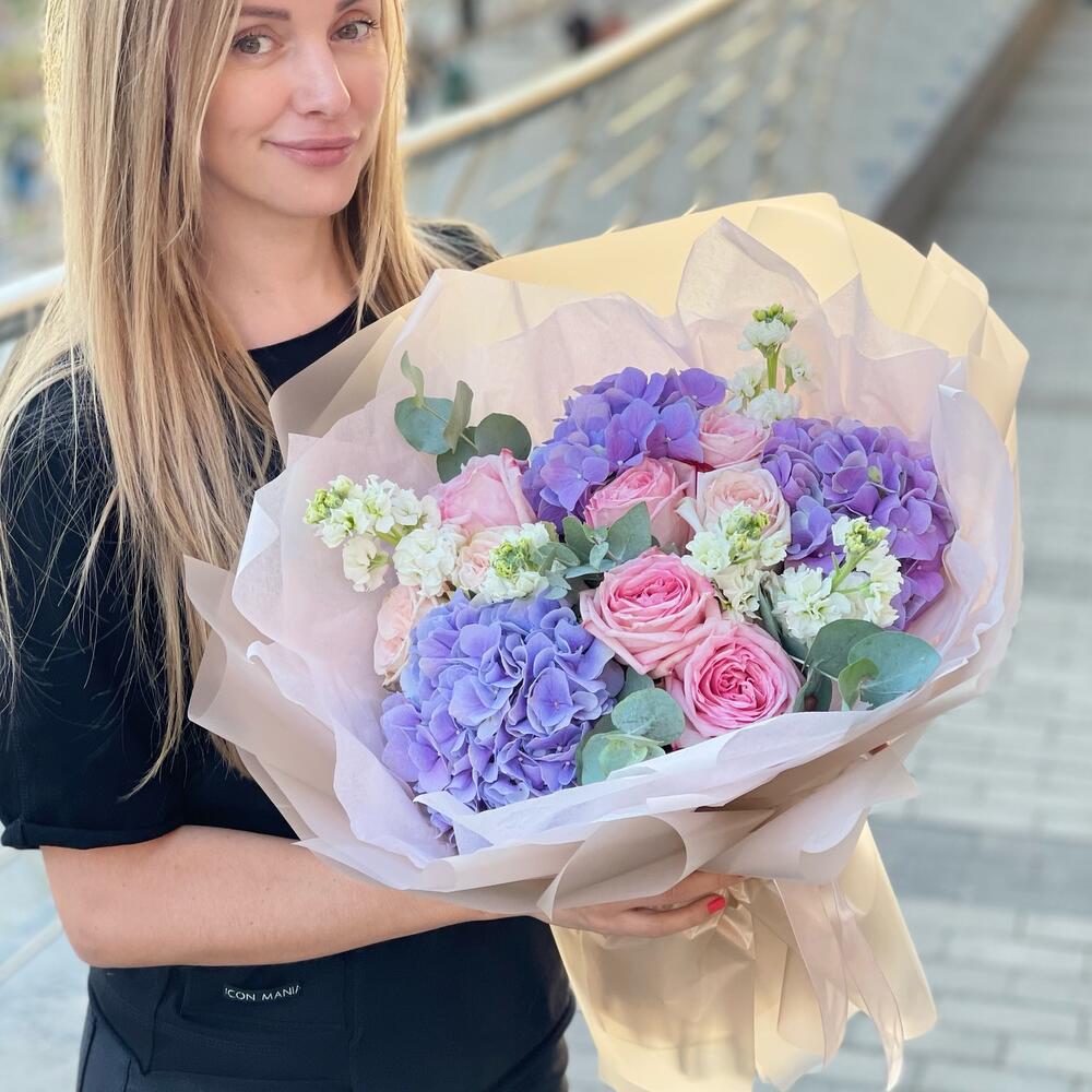 Стильный букет с гортензией и матиолой